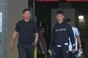 继续复盘！赛后阿隆索与居勒尔一起离开球场，边走边聊